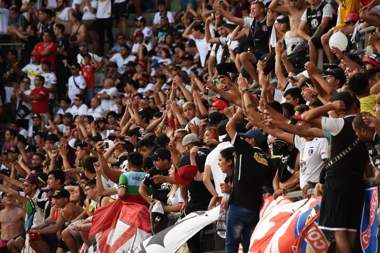 Hinchada de Colo Colo en el Estadio Monumental