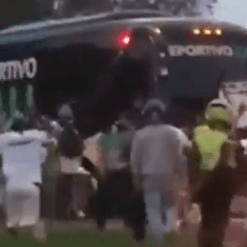 Video: hinchas del Deportivo Cali atacaron a piedra el bus de su equipo