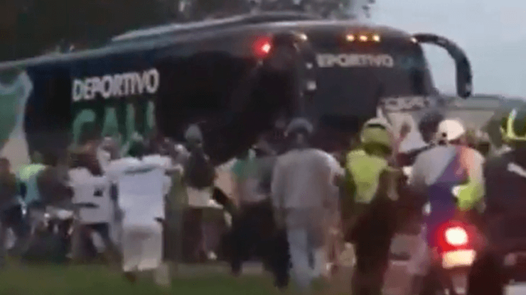 Video: hinchas del Deportivo Cali atacaron a piedra el bus de su equipo