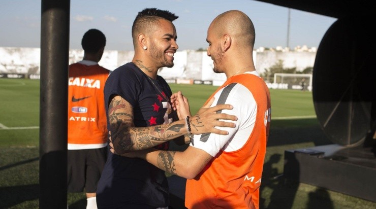Dentinho e Fábio Santos: atacante tem boa relação com muitos jogadores do elenco atual (Foto: Daniel Augusto Jr/Ag. Corinthians/Divulgação)