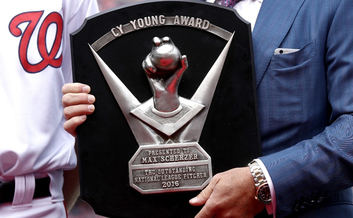 Trevor Bauer joined by Reds for Cy Young Award presentation