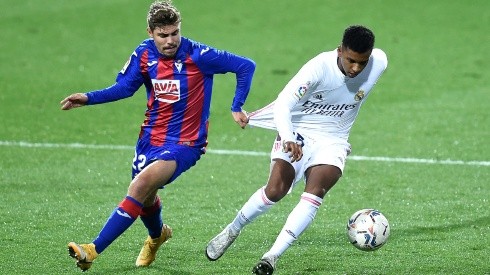 Vinicius Junior of Real Madrid (right) is challenged by Alejandro Pozo of Eibar (left).