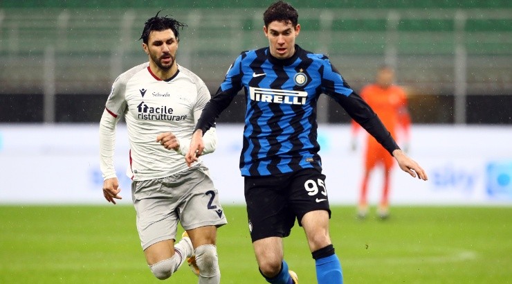 Alessandro Bastoni of Inter (right) in action with Roberto Soriano of Bologna (left). (Getty)