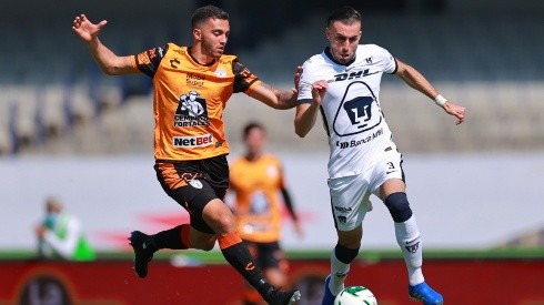 Luis Chavez (left) of Pachuca struggles for the ball against Manuel Mayorga (right) of Pumas UNAM.