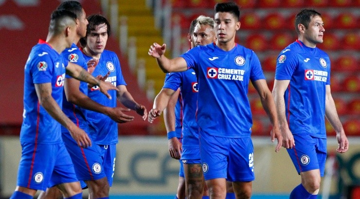 Players of Cruz Azul leave the field celebrating. (Getty)