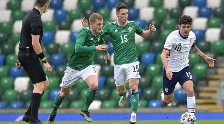 Christian Pulisic of USA runs with the ball whilst under pressure from George Saville (L) and Jordan Thompson of Northern Ireland during the International Friendly between Northern Ireland and USA (Getty)