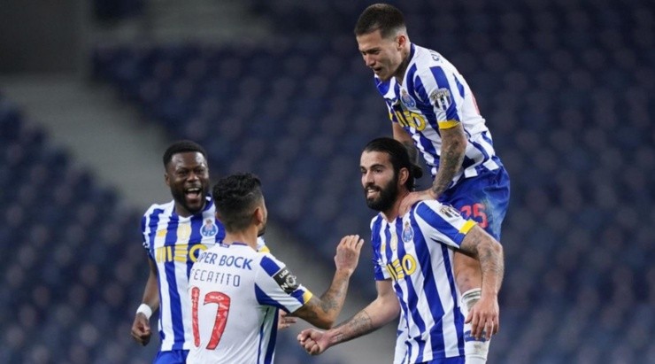 Jogadores do Porto comemoram gol (Foto: Reprodução)
