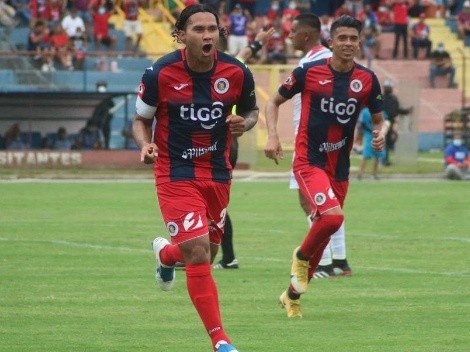 Gullit Peña anotó un gol de otro planeta en el futbol del Salvador