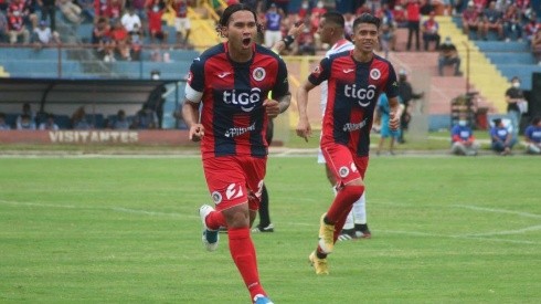Carlos Peña anotó un golazo de tijera.