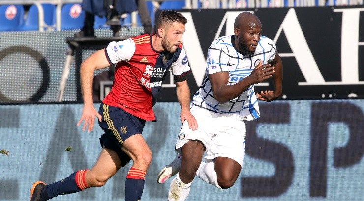Romelu Lukaku (right) of Inter in action against Cagliari. (Getty)
