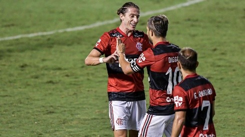 Jogadores do Flamengo festejam gol pelo campeonato carioca. (Foto: Thiago Ribeiro/AGIF)