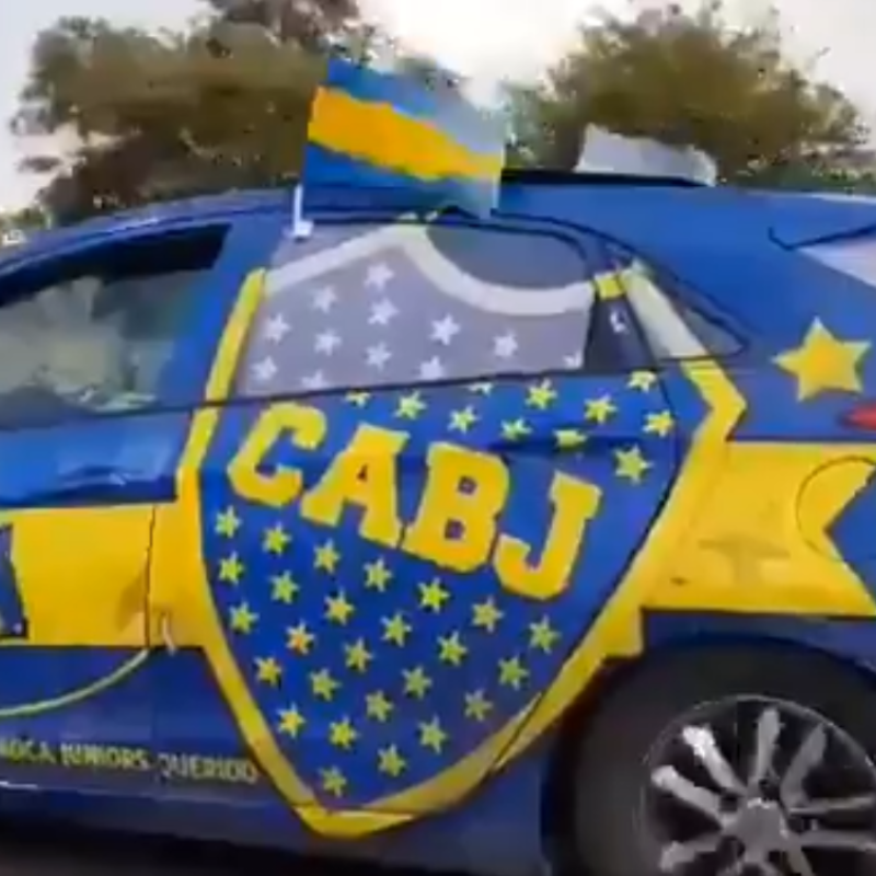 Viral en Twitter: viajaba por Israel y se encontró al auto más Boca del mundo