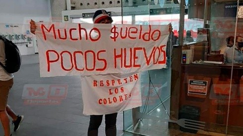 La afición de Chivas recibió al equipo con carteles en el aeropuerto.