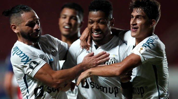 Jogadores do Santos comemoram gol diante do San Lorenzo (Foto: Getty Images)