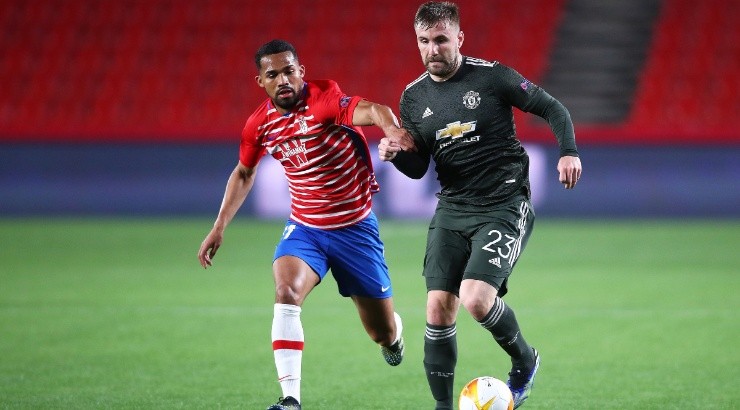 Yangel Herrera (left) of Granada competes for the ball with Luke Shaw (right) of Manchester United. (Getty)
