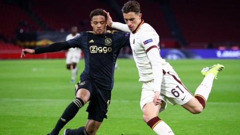 Riccardo Calafiori of Roma (right) shoots whilst under pressure from Devyne Rensch of Ajax (left). (Getty)