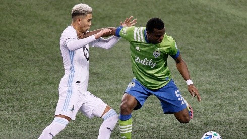 Emanuel Reynoso (let) of Minnesota United is pushed by Nouhou Tolo (right) of Seattle Sounders. (Getty)