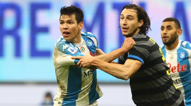 Hirving Lozano of Napoli (left) competes with Matteo Darmian of Inter (right). (Getty)