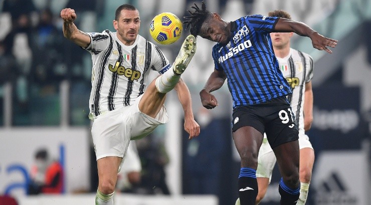Leonardo Bonucci (left) of Juventus clashes with Duvan Zapata (right) of Atalanta. (Getty)