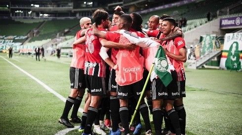 Jogadores do São Paulo festejam gol no Allianz Parque. (Foto: Fox Sports)