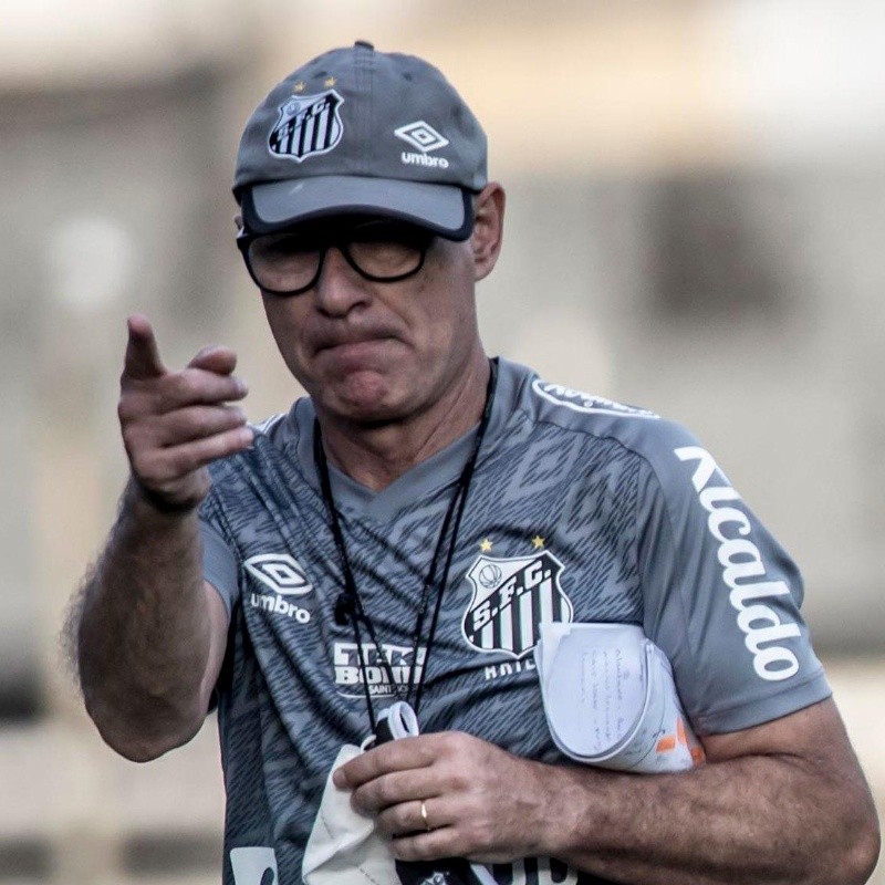 Jornalista fica irritado e ‘pega pesado’ com Santos de Holan