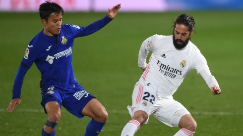 Isco of Real Madrid (right) is closed down by Takefusa Kubo of Getafe (left). (Getty)