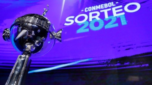 Detailed view of the 2021 Copa Libertadores trophy. (Getty)