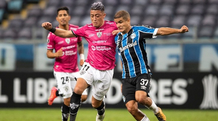 Jacob Murillo (left) of Independiente del Valle competes for the ball with Felipe of Gremio (right). (Getty)