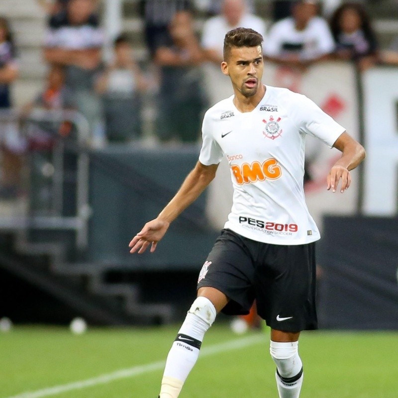 Léo Santos volta a disputar uma partida oficial pelo Corinthians e ganha apoio da Fiel torcida