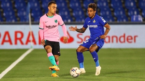Sergino Dest of Barcelona (left) is challenged by Damian Suarez of Getafe (right). (Getty)