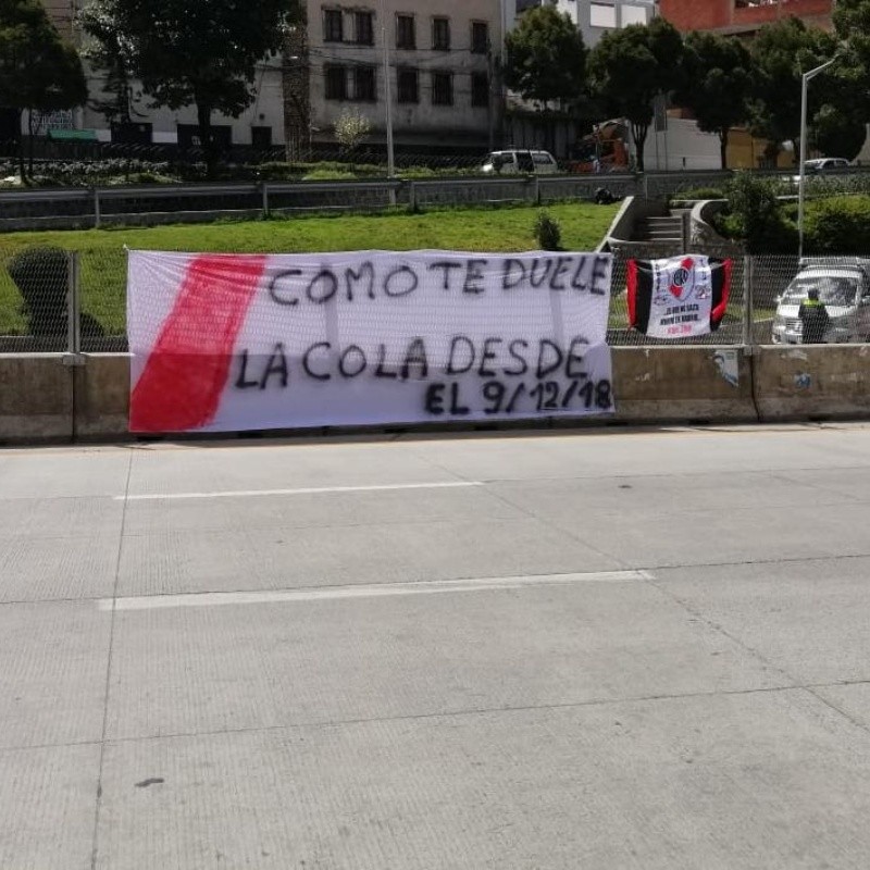 Fotos: así recibieron los hinchas de River al micro de Boca en Bolivia