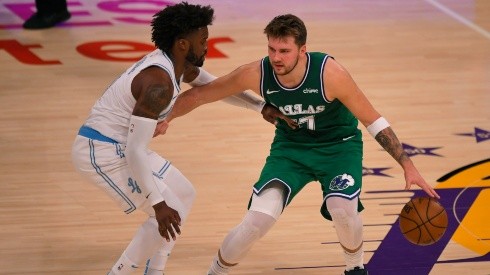 Wesley Matthews (left) of the Los Angeles Lakers guards Luka Doncic (right) of the Dallas Mavericks. (Getty)
