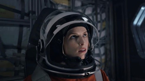 Anna Kendrick em cena de "Passageiro Acidental", da Netflix