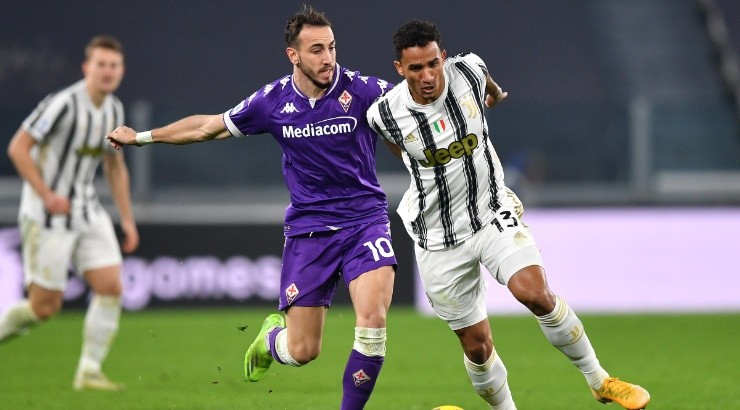 Gaetano Castrovilli of Fiorentina (left) battles for possession with Rodrigo Bentancur of Juventus (right). (Getty)