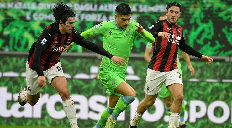 Joaquin Correa of Lazio (center) competes for the ball with Sandro Tonali (left) and Davide Calabria (right) of Milan. (Getty)