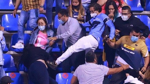 Aficionado de Pumas fue captado pateando a una mujer en el partido ante Puebla.