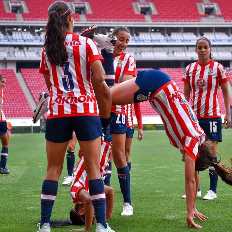 Chivas femenil recrea histórico festejo de Omar Bravo y 'Bofo' Bautista