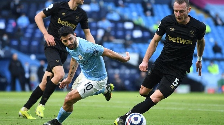 Sergio Aguero of Manchester City chases down Vladimir Coufal of West Ham United (Getty)