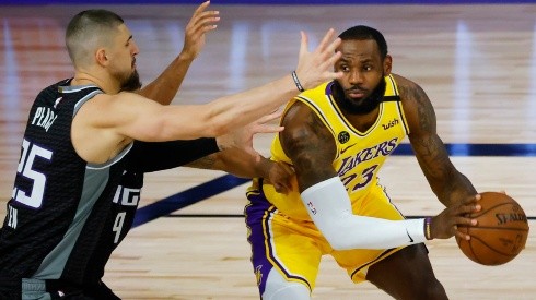 LeBron James (right) of the Los Angeles Lakers is pressured by Alex Len (left) of the Sacramento Kings. (Getty)