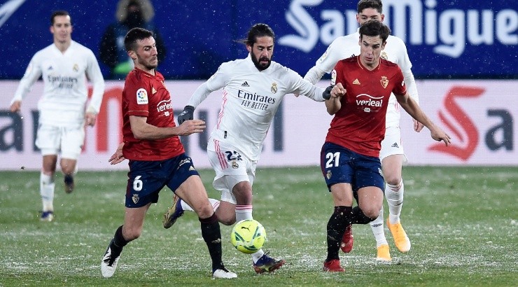 Isco (center) of Real Madrid battles for possession with Oier Sanjurjo (left) and Inigo Perez (right) of Osasuna. (Getty)
