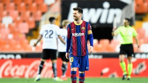 Barcelona le remontó al Valencia con dos de Messi y sigue en carrera