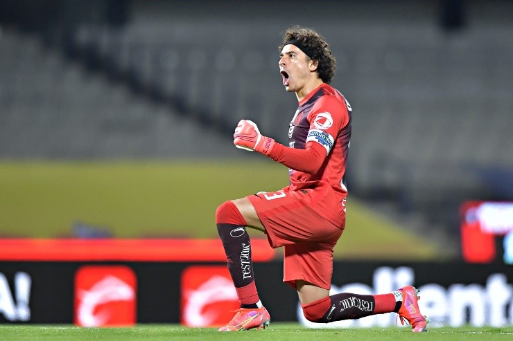 Memo Ochoa en América