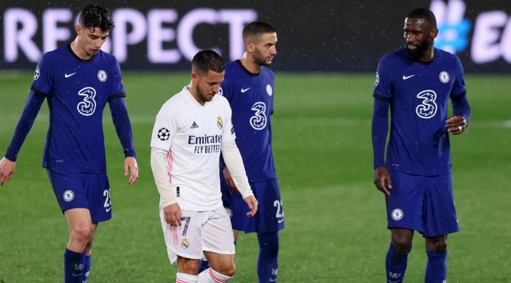 Eden Hazard of Real Madrid looks dejected as leaves the pitch alongside the Chelsea players. (Getty)
