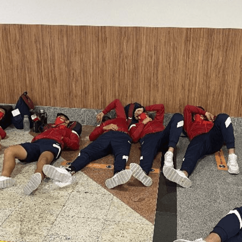 Escándalo: los jugadores de Independiente durmieron en el piso del aeropuerto de Salvador