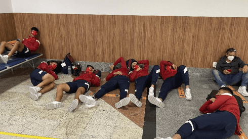 Escándalo: los jugadores de Independiente durmieron en el piso del aeropuerto de Salvador