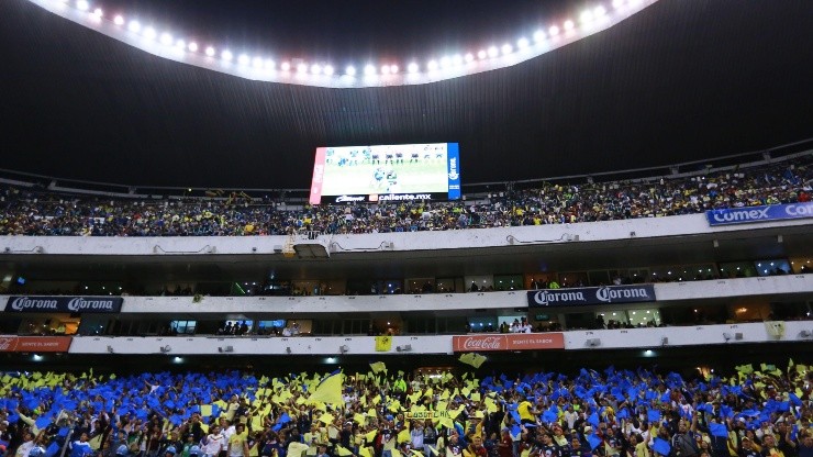 Afición de Cruz Azul y América en el Estadio Azteca.