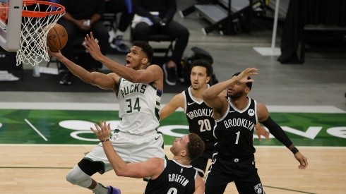 Giannis Antetokounmpo ante Brooklyn Nets