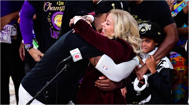 LeBron James y Jeanie Buss (Foto: Getty)