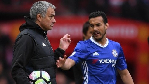 Mourinho y Pedro durante un Manchester United vs. Chelsea.