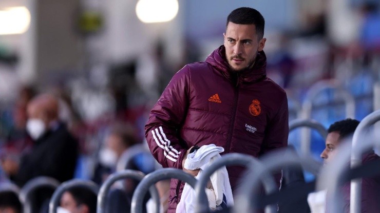 Eden Hazard en el banco de suplentes del Real Madrid.